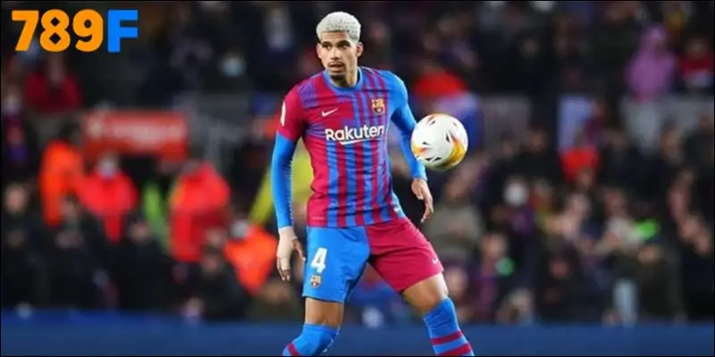 Araujo bật cao đánh đầu, ấn định cú ngược dòng khó tin cho Barcelona