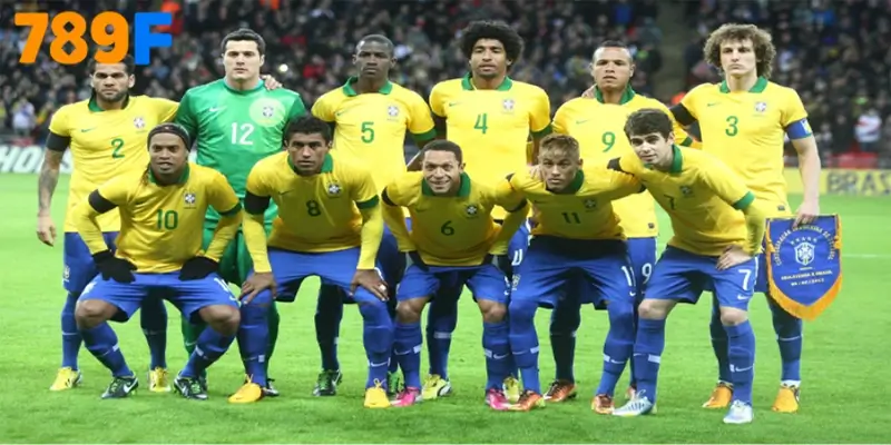 Ngay từ nhỏ, Ronaldinho đã gắn bó với trái bóng tròn