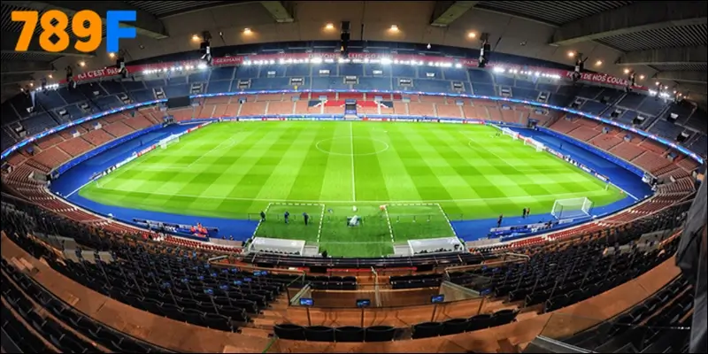 Sân vận động Parc des Princes với sức chứa hơn 48.000 chỗ ngồi
