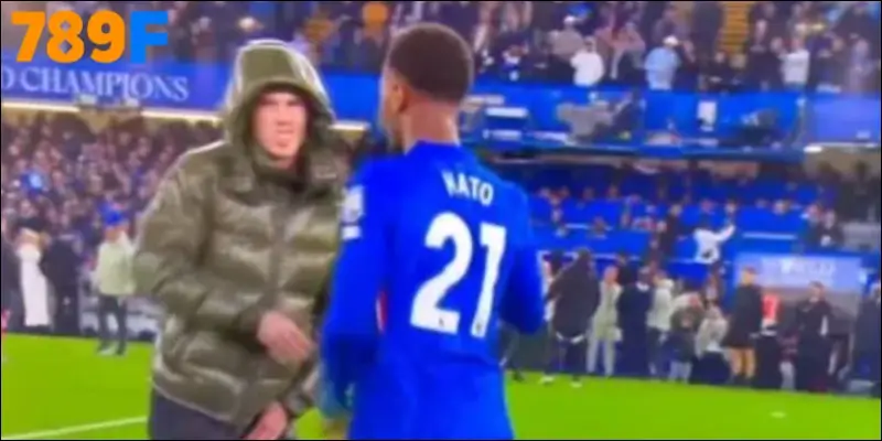 Jack Grealish ghi bàn kỳ diệu cứu rỗi Everton phút chót 1 Khoảnh khắc Jorrel Hato vô tình nhảy vào Cole Palmer khiến cầu thủ này ôm hông đau đớn